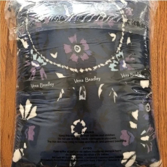 Vera Bradley Fleur Medallion Plush Throw Blanket 80”x50” BRAND NEW - Picture 3 of 4